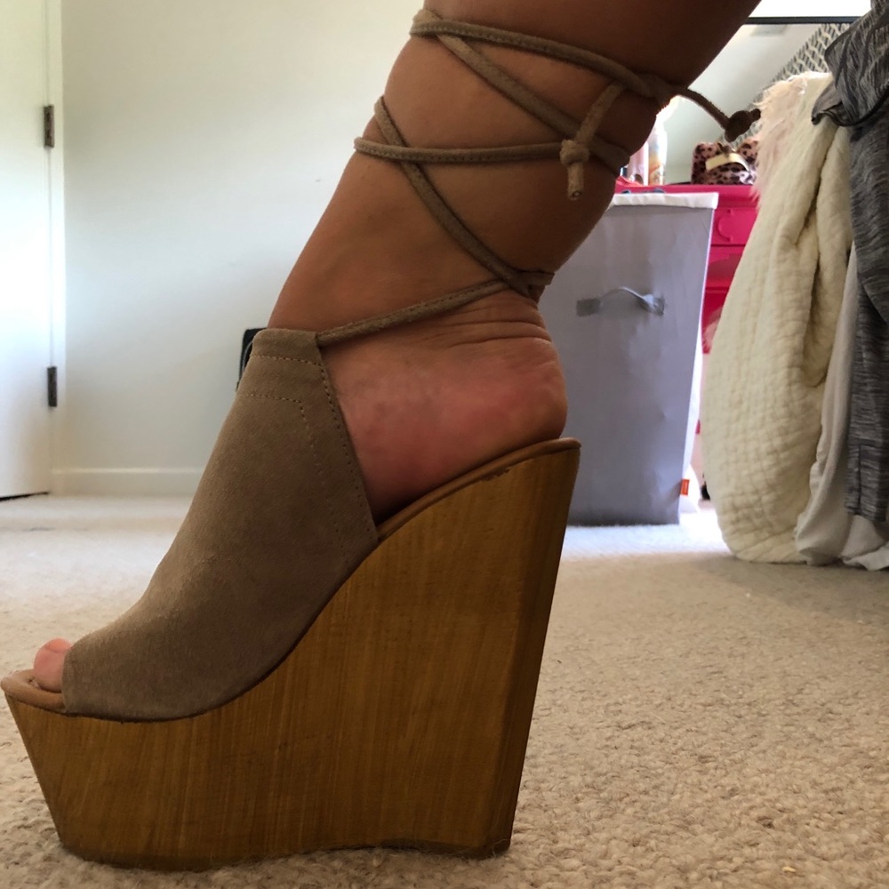 Steve Madden Nude wedges